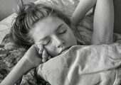 Почему вредно резко просыпаться и вставать с постели